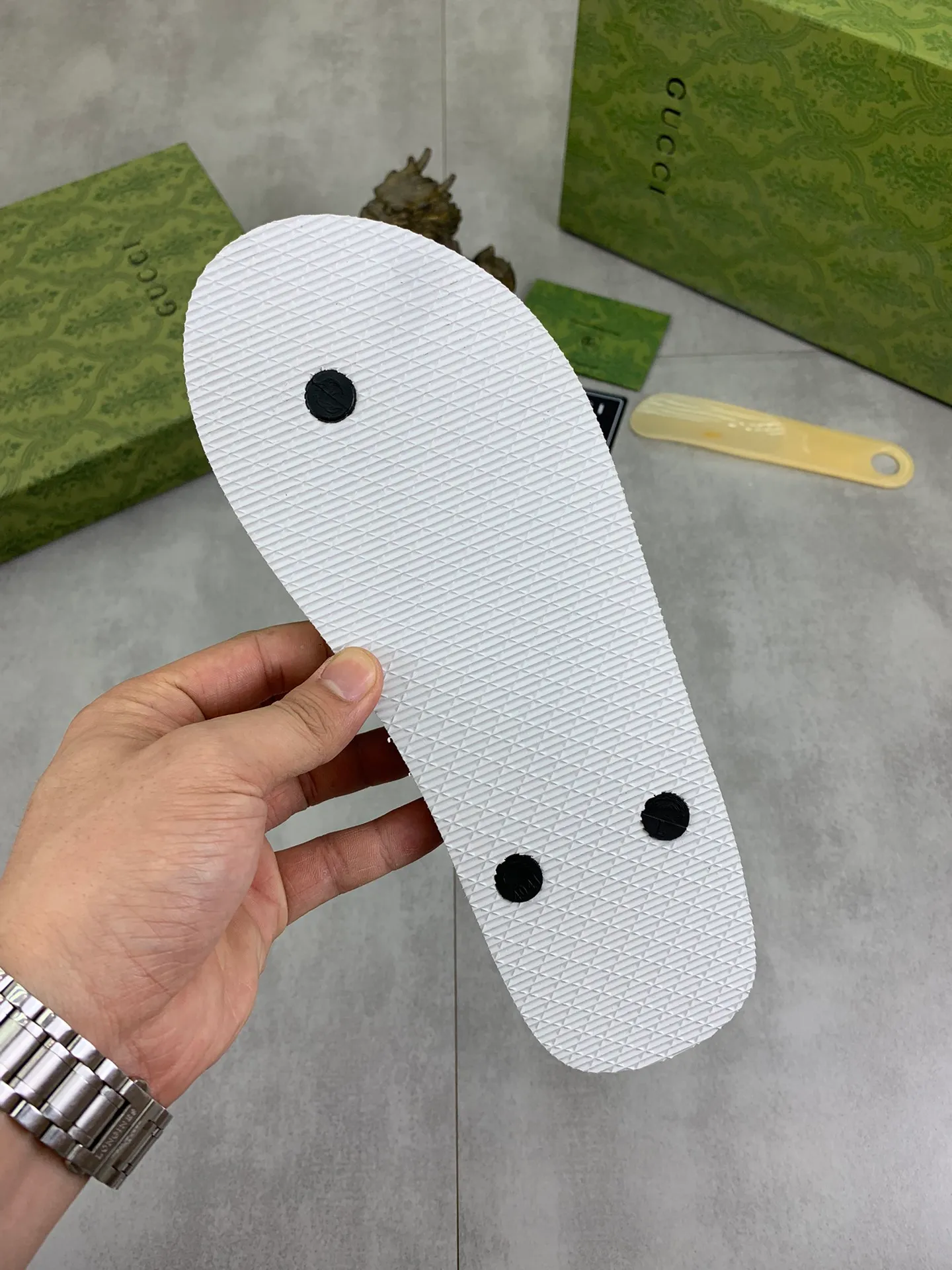 Men's men's shoes 💰P220💰【New style】🆘【GUCCI】Official website's popular Gucci adult couple 🧑‍🤝‍🧑 style, children's flip-flops are on sale at the counter simultaneously! Original fabric imported from Italy. Original bottom provided by the original factory. Size: Adult 36-45. Children’s size: 30-37. Multiple colors available.